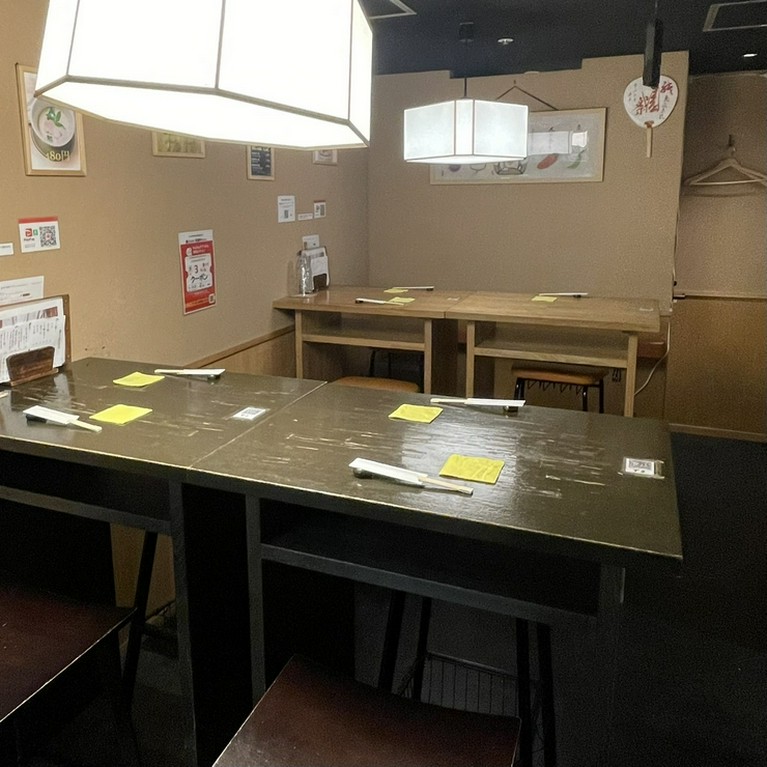 内観　テーブル席