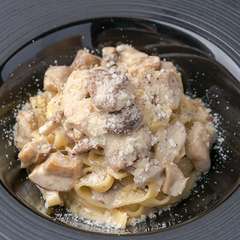 ポルチーニ茸と地鶏のクリームソースパスタ　ヴァンジョーヌ風味