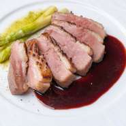 お肉と赤ワインは言わずもがなの美味しい組み合わせ。肉厚な鴨のローストはしっとりとジューシーな食感。赤ワインを使ったソースを絡めてお召し上がりください。