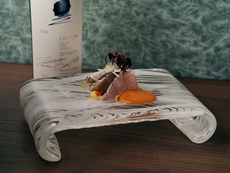 肉料理と相性抜群な厳選ワインを、常時30種ほど用意