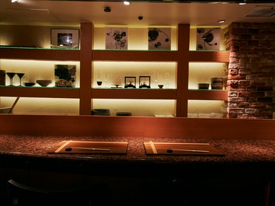 ゆったりと寛げるカウンター席で、大切な人と味わう“肉割烹”