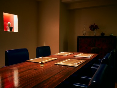 美しい空間と調度品。おいしい肉料理と心温まる接客