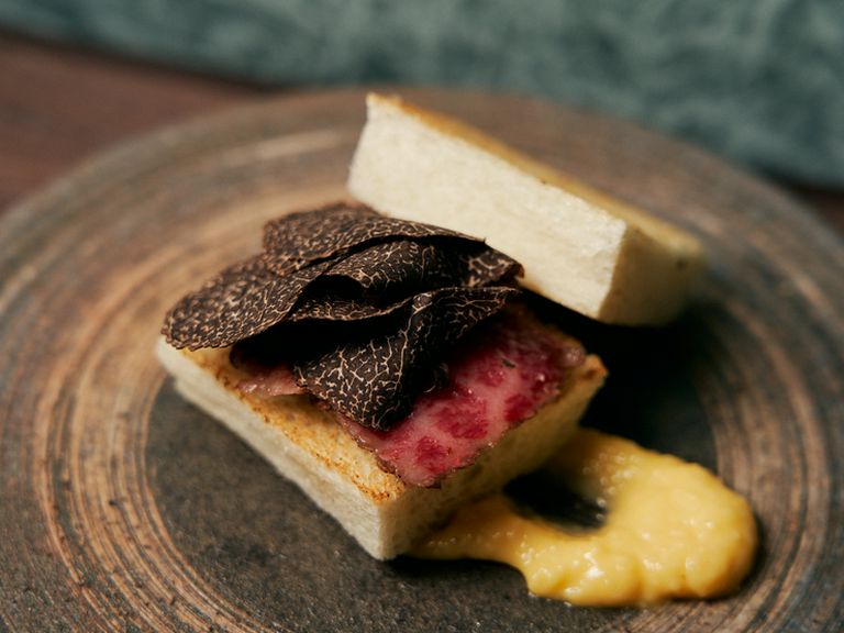 トリュフをのせたA5ザブトンの炭火焼きミニトースト