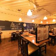 北新地駅から徒歩2分の場所にある【ワインとオマール海老の店　UOMO】。フラッと気軽に立ち寄れるお店でありながら、メニューに並ぶ料理はどれも本格的。知っていると自慢できる、誰かに教えたくなるお店です。