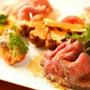 席に着いて最初にオーダーしたい一皿は、あれこれ食べたい女性にオススメ。イタリア風オムレツ『オマール海老のフリッタータ』や低温調理で仕上げる『ローストビーフ』などが楽しめ、ワインのお供にぴったりです。