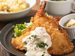 サクッ・ぷりっの食感が楽しい『UOMO名物 開き海老フライ』