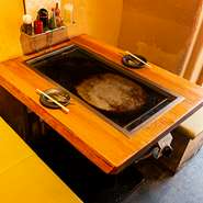 ゆったりとお食事を楽しめるテーブル席。