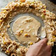 人気の『明太子もちチーズ』や大阪限定の『たこ焼きもんじゃ』、季節限定などバラエティーに富んだもんじゃ焼きを取り揃え♪創業以来受け継がれてきた旨みたっぷりの秘伝の出汁が美味さの秘密です！