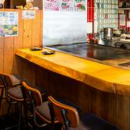 一緒に鉄板を囲むもんじゃ焼きはデートに最適。隣同士のカウンター席や向かい合わせのテーブル席をご用意しております。2人でシェアできるもんじゃ焼きや鉄板料理を是非お楽しみください。