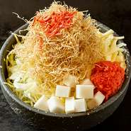 老若男女問わず人気の定番もんじゃ。
当店では九州・博多から取り寄せた明太子をふんだんに使用し、もんじゃ麦秘伝のベースと合わされば口の中で絶妙な味わいを演出します。