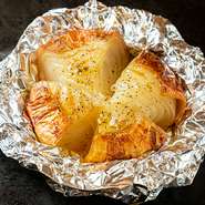淡路島産の玉ねぎは甘くておいしいのが特徴。玉ねぎを丸ごとホイルに包み焼き上げた一品です。じっくりと火を通すことで甘くてトロトロに。お酒のアテにぴったり。
