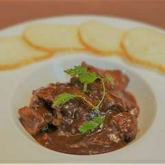 トロトロの旨みが、ワインとのペアリングを奏でる『牛すじの赤ワイン煮込み』