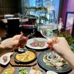 友人や、気の合う仲間、会社の同僚と気軽に楽しい時間を過ごして下さい。少人数からお席のご用意できます。