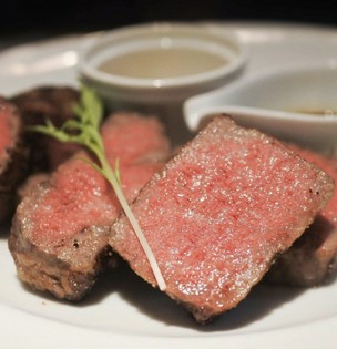 肉本来の濃厚な旨みと柔らかさを堪能『牧草牛ヒレステーキ』　