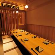 ゲストのニーズに応えるため、半個室や完全個室など使い勝手の良い個室があります。その上で、テーブル席や掘りごたつ席のようにスタイルが異なる席を設置。居心地の良い空間を目指しています。