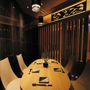 ゆったりくつろぐことのできる掘りごたつ席は、四方を区切られた完全個室となっています。他人が気にならないため、接待や商談などのビジネスシーンやお祝いの席などに最適。