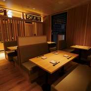 老若男女問わず座りやすい、ボックスシート。テーブル席の幅も広く、ゆったりと座ることができます。ショッピングで疲れてしまったら、食事を済ませてから帰りましょう。
