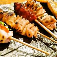 強火の遠火で表面は香ばしく、内側は肉汁を閉じ込めながら焼き上げています。食材によって焼き時間が変わるため、職人の目と耳で状態を確認。タイミングを見極めます。