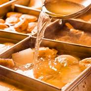 昆布とかつおを使ったおでん出汁は、あっさりしているのにコクがあります。厳選して仕入れたおでん種は、定番の「大根」から全国各地の「練り物」なども用意。