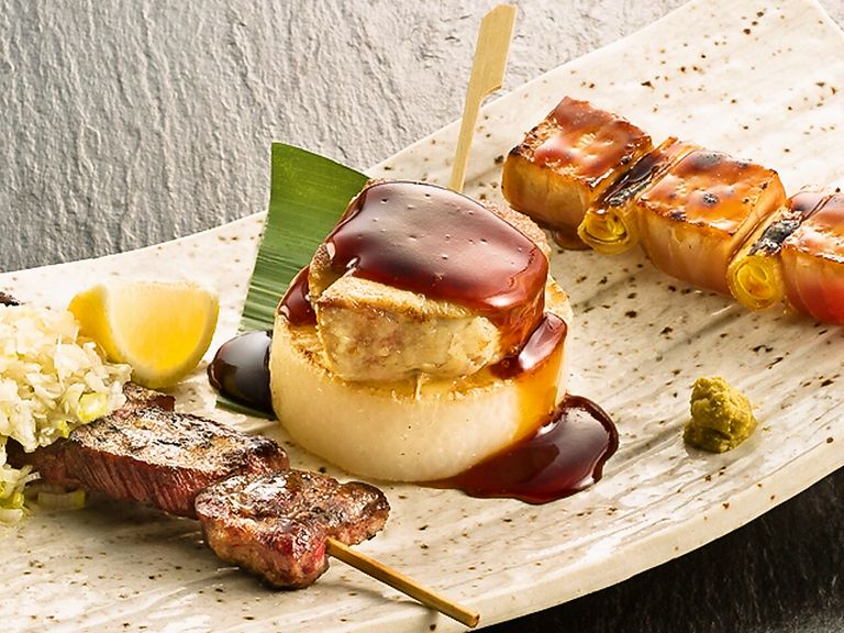 個性的な串焼きを一度に楽しむ『贅沢串三種盛り合わせ』