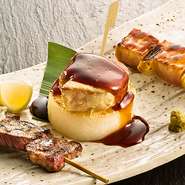 “贅沢”の言葉通り、『フォアグラ大根串』『牛カルビ串』『牛タン葱まみれ串』の盛り合わせとなっています。濃厚なフォアグラ、柔らかい牛カルビ、厚切りの牛タン、どれから食べ始めるか迷ってしまう一品。