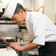 「人は財」を信条に、何よりゲストとの縁を大切にしているという赤川氏。「ゲストと直接触れ合えないようなときには、一つ一つの料理にもてなしの心をこめています」と話します。