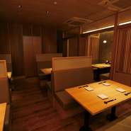 最大32名で集まることができる宴会場、接待で利用できる個室、最大12名の掘りごたつ座敷が用意されています。訪れる人たちのシチュエーションに合わせて席を選択。楽しい時間を過ごせます。