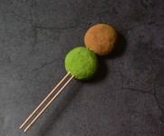 GRANCHAの代表作「口福餅」を串に刺した、人気の商品です。