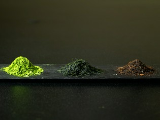 自然が育んだお茶の旨みを贅沢に味わえるよう、素材から厳選する