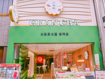 和モダンなカフェで、思い思いの贅沢な時間を過ごす