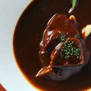 自慢のデミグラスソースと3日間じっくり煮込んだタンシチューを一度味わってください♪