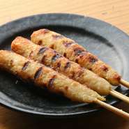 厳選国産鶏のミンチをブレンドしてつくる『自家製つくね』と濃厚チーズの旨みの相乗効果が楽しめる逸品。お酒との相性もよく、【つくねや】イチオシの人気メニューです。