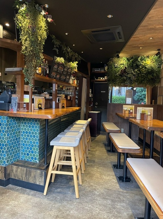 カウンター6席、テーブル2～4名様