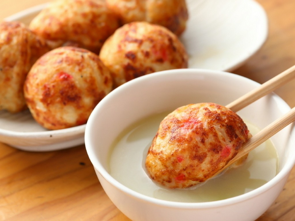 カリッと香ばしく、中はふっくらふんわりジューシーな特製つくね