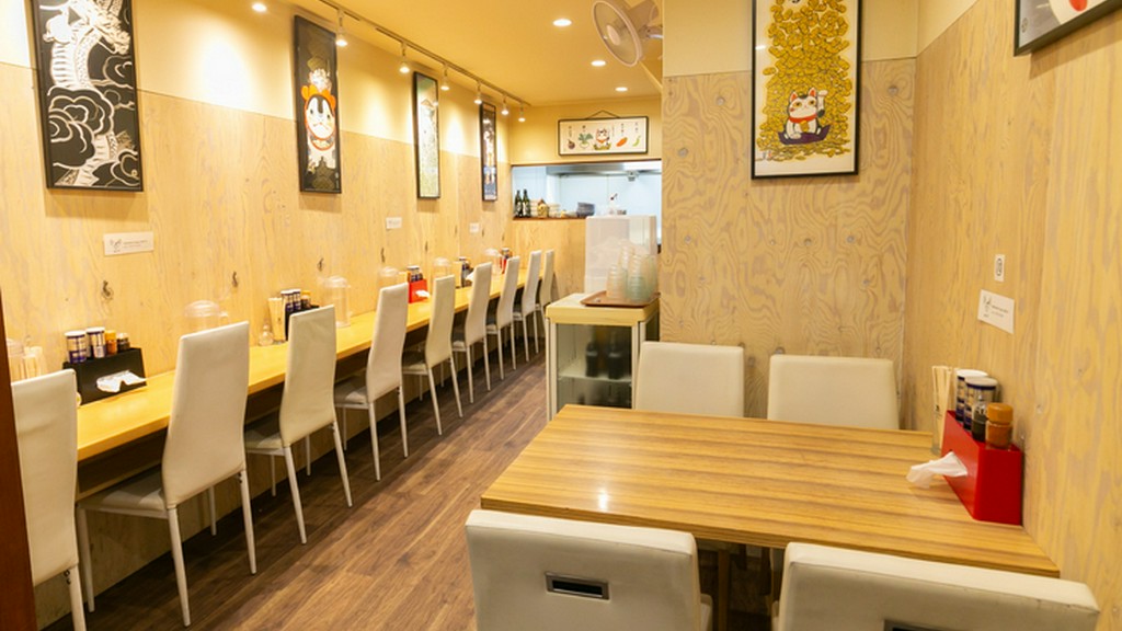 カウンター主体のシンプルな空間で、こだわりの一杯を楽しむ