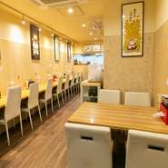 9席のカウンターを中心とした、シンプルなイメージの店内。お一人様からカップル、友人同士と多くのシーンで足を運べるお店です。のびのびとこだわりの一杯を味わってみませんか。