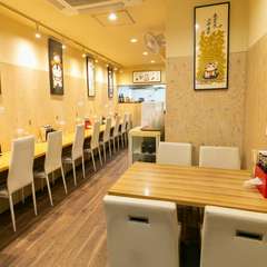 カウンター主体のシンプルな空間で、こだわりの一杯を楽しむ