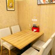 地域に根差したラーメン店を目標に掲げる【祇園白川ラーメン】。店内にはテーブル席もあり、友人・家族との利用も歓迎。地域の人びとが大切な人と気軽に立ち寄れる場所を目指しています。