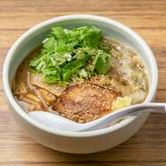 鉄鍋で香ばしく煽った、道産の白味噌をベースに、京都という街のニーズに合わせてこだわりのだしや、瑞々しい水菜等のトッピングを加えた、京都ならではの一杯です。