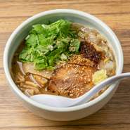 定番の『味噌ラーメン』をベースに、自家製ラー油でパンチを効かせた逸品。ピリ辛で味わい深いスープは、辛いモノ好きな人にオススメです。