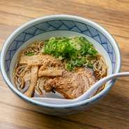 店主たちが少年時代に食べた味をイメージした、昔ながらのあっさり系の醤油ラーメン。シンプルさゆえに飽きの来ない味わい。手頃な価格帯ながらも満足度抜群です。