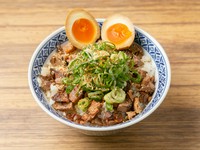 ラーメンのトッピングとしても人気のチャーシュー。旨みがしっかりと染み込んだチャーシューは、ラーメンだけでなく、ご飯と一緒にいただくのもオススメです。