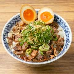 実力派トッピングをご飯と楽しむ『チャーシュー丼』