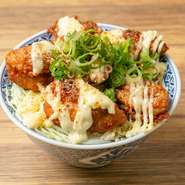 ジューシーな鶏もも肉の唐揚げは、ラーメンのお供の“あと1品”にもぴったりな逸品。少しピリ辛で食べ応えのある唐揚げは、ご飯との相性も抜群です。