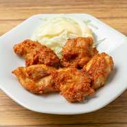 “お弁当に入れたい唐揚げ”をイメージした、ジューシーな唐揚げ。ラーメンのお供に、5個セットでの単品オーダーもオススメです。