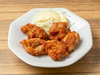 “お弁当に入れたい唐揚げ”をイメージした、ジューシーな唐揚げ。ラーメンのお供に、5個セットでの単品オーダーもオススメです。