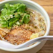 鉄鍋で香ばしく味噌を煽る北海道スタイルのラーメンをベースに、だしを掛け合わせることで、切れ味の良いさっぱりした味わいに。京都で暮らす人びとに向けて、レシピを考案したこだわりの一杯です。