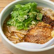 味噌は北海道産の白味噌をベースに、お店でブレンド。野菜も京都産を中心に、良質な食材を使用しています。シャキッとアクセントを与える水菜も、【祇園白川ラーメン】ならではの特徴です。