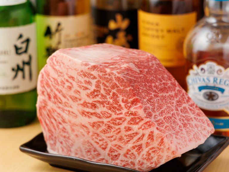 和牛と好相性のワイン、店主が好きなウイスキーが豊富に揃う