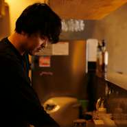 料理のおいしさに加え、ゲストとのコミュニケーションを大切にしながら、食事を楽しむ時間を提供。ゆっくりくつろげるよう、座席の時間制限を設けていないのも特長です。心ゆくまで旨い和牛とお酒に憩えます。